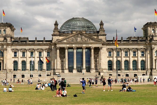 5hours: Guide, Chauffeur & Photographer in Berlin private Tour - A private Berlin tour that actually fits a short stay