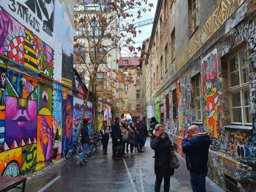 Alternative Berlin / Street art tour - Private group - Alternative housing: squats, communal living, and wagon communities