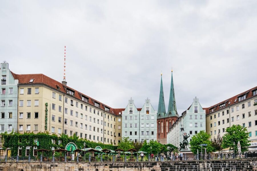 Berlin: 1-Hour City Sightseeing Cruise - A 1-hour Berlin Spree cruise that helps you orient fast