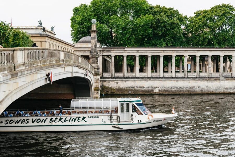 Berlin: 1-Hour City Sightseeing Cruise - Parliament district views: Reichstag, Berlin Hauptbahnhof, and the Federal Chancellery