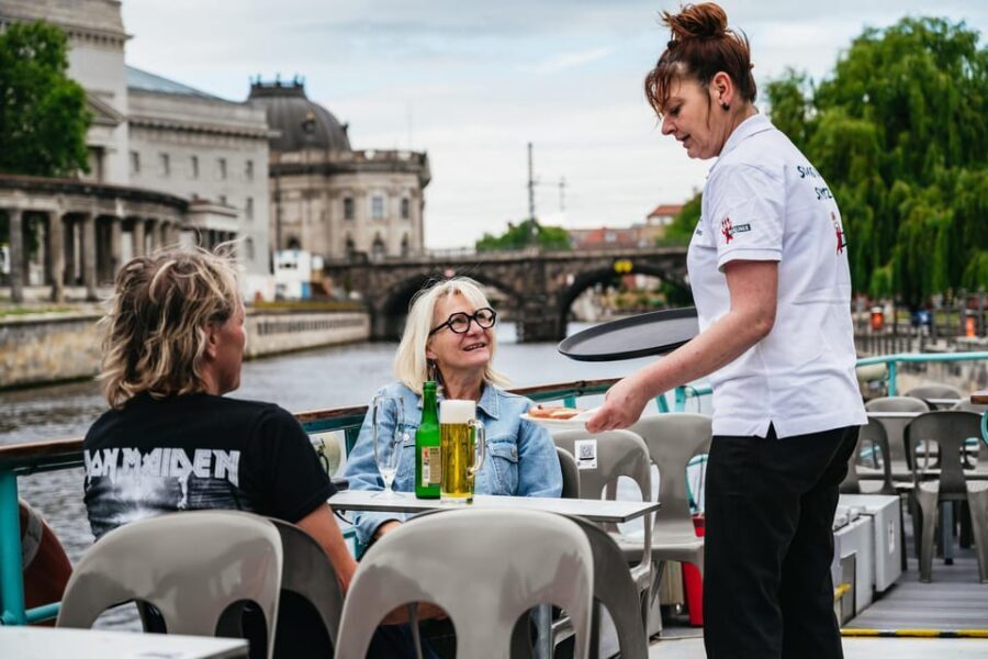 Berlin: 1-Hour City Sightseeing Cruise - Weather, roof, and comfort: your best seat strategy