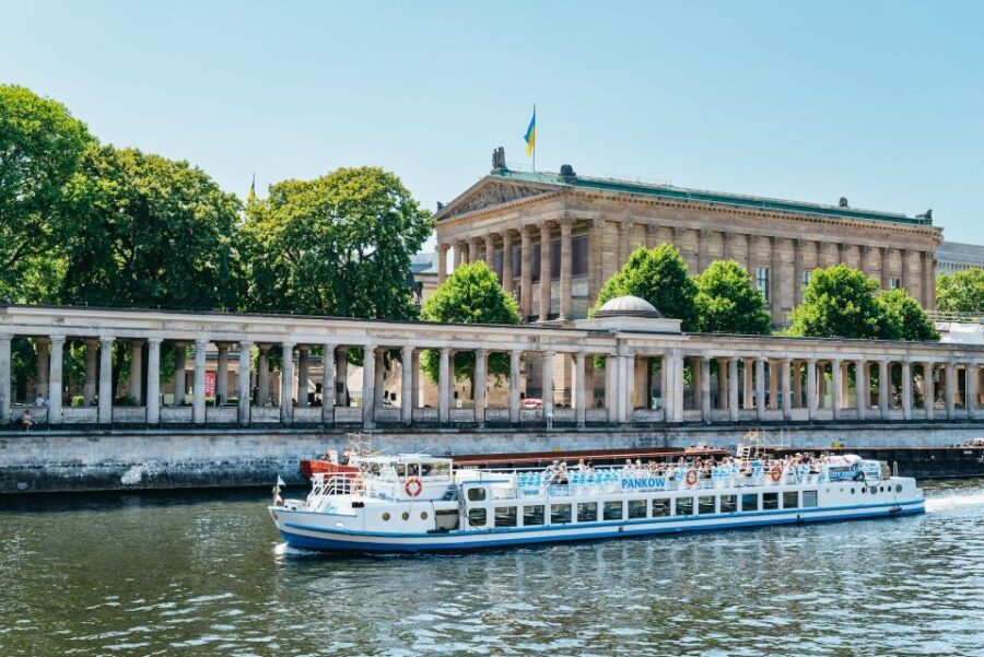 Berlin: 1-Hour City Tour by Boat with Guaranteed Seating - Getting on the Boat at Friedrichstraße and Nikolaiviertel Pier Areas