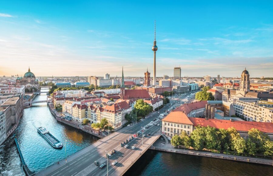 Berlin: 1-Hour Guided Tour of the Historic Center - Starting at Hotel Adlon: Easy to Find, Easy to Plan