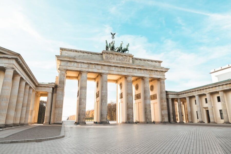 Berlin: 1-Hour Guided Tour of the Historic Center - Brandenburg Gate + Pariser Platz: The Best First Impression
