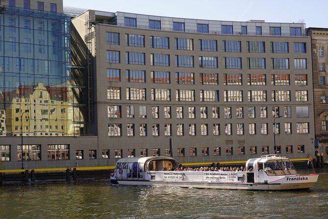 Berlin: 1-hr Boat Tour with Bilingual Live Guide (DE/EN) - On-board service: restroom, bar drinks, and seat-first thinking