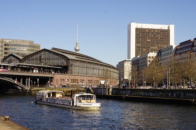 Berlin: 1-hr Boat Tour with Bilingual Live Guide (DE/EN) - The guide experience: bilingual delivery and instant context