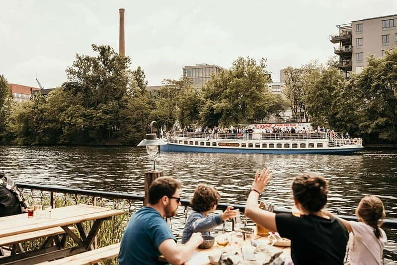 Berlin: 2.5-Hour Beer & Sunset Sightseeing Boat Cruise - Meeting at Alte Börse: getting on board with no stress