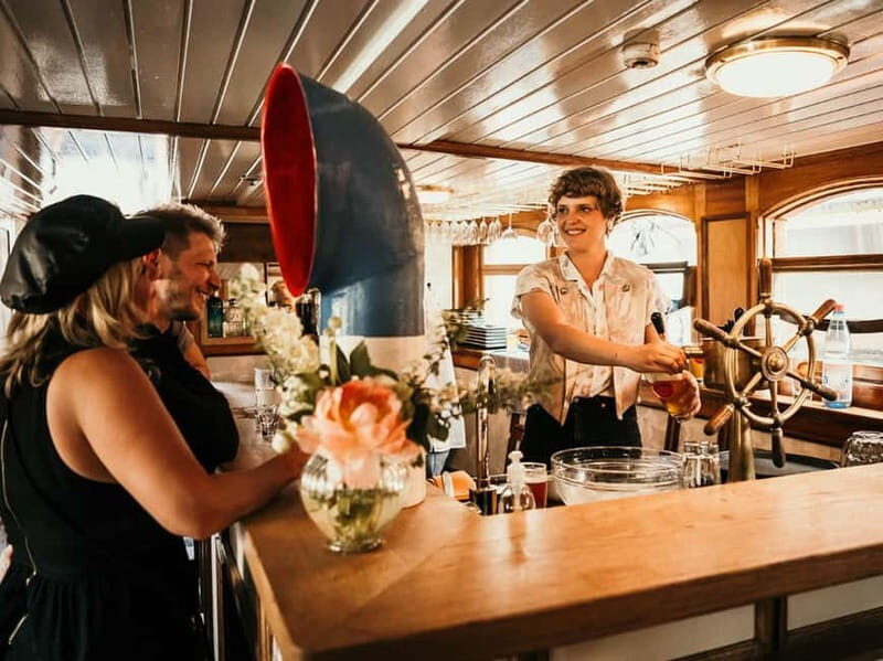 Berlin: 2.5-Hour Beer & Sunset Sightseeing Boat Cruise - Following Berlin’s night arc: from the river clubs to old-town romance