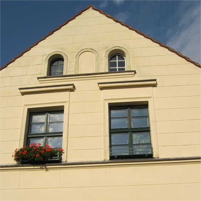 Berlin: 2.5-Hour Neighborhood Tour of Neukölln - Courts, former prisons, and the Rathaus effect