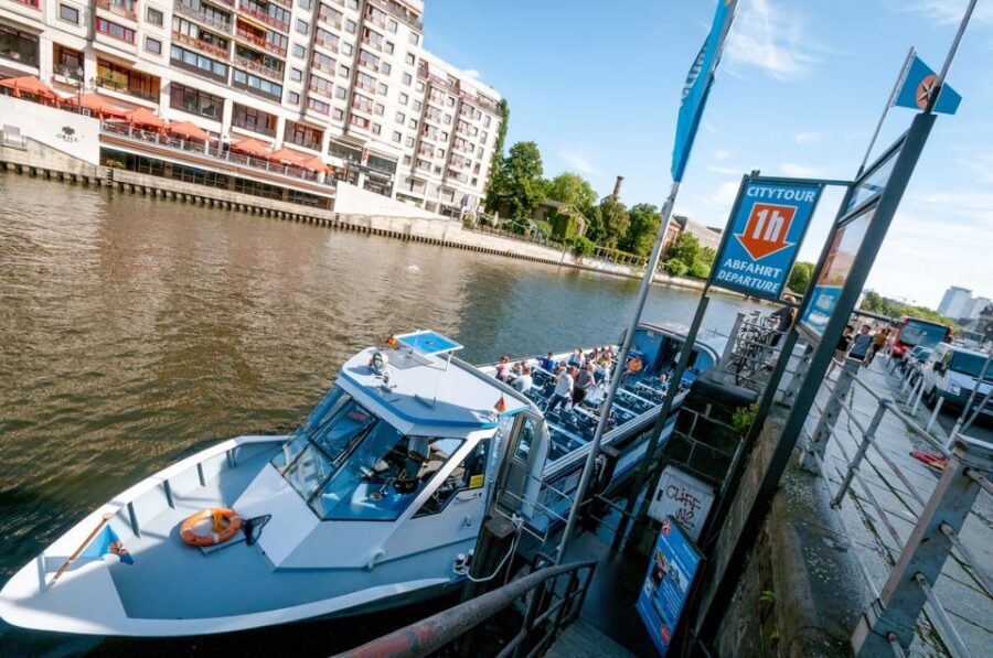 Berlin: 3.25-Hour Spree & Landwehrkanal Boat Tour - Government District passing: ministries and modern civic architecture