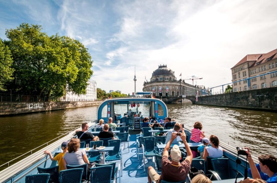 Berlin: 3.25-Hour Spree & Landwehrkanal Boat Tour - Comfort, seating, and onboard views (what to expect in 195 minutes)