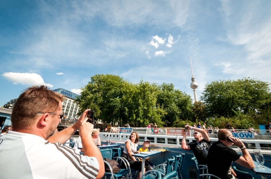 Berlin: 3.25-Hour Spree & Landwehrkanal Boat Tour - Food and drinks: plan a little break without leaving the boat