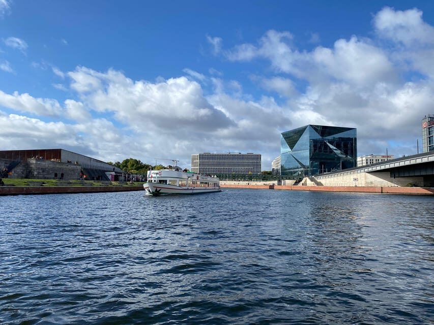 Berlin: 3.5-Hour Sightseeing Cruise on the Spree River - Tränenpalast, Museum Island, Humboldt Forum, and Nikolaiviertel: culture and old streets—without leaving your seat