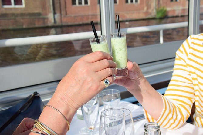 Berlin 3-Course Dinner Cruise - Start to finish: prosecco, seating, and a 2.5-hour rhythm