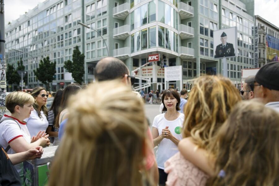 Berlin: 4-Hour Guided Highlights Tour in Spanish - From Alexanderplatz to Brandenburg Gate: why this route works