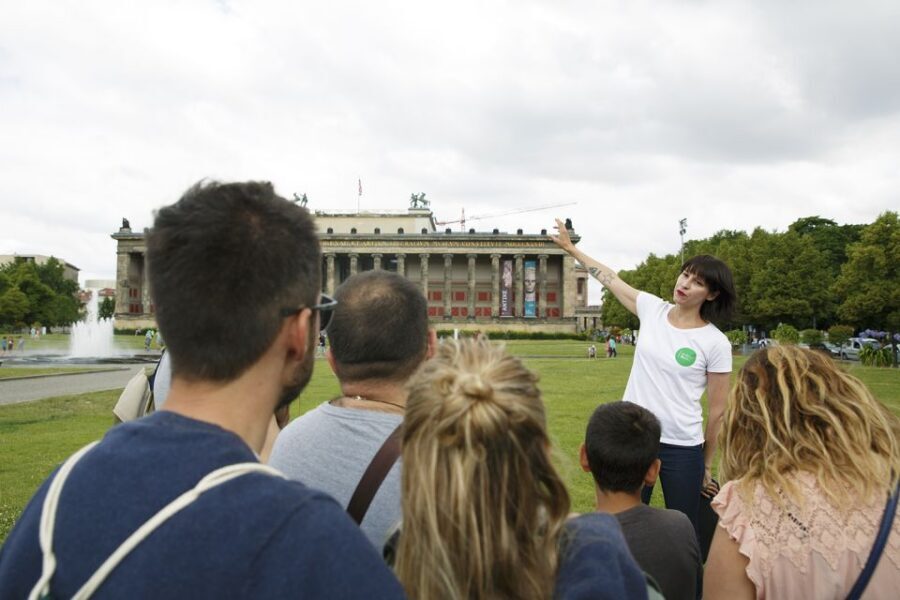 Berlin: 4-Hour Guided Highlights Tour in Spanish - Museum Island and Berliner Dom: architecture with a time machine feel