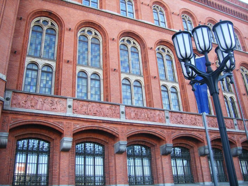 Berlin: 4-Hour Guided Highlights Tour in Spanish - Unter den Linden and the story behind the grand boulevard