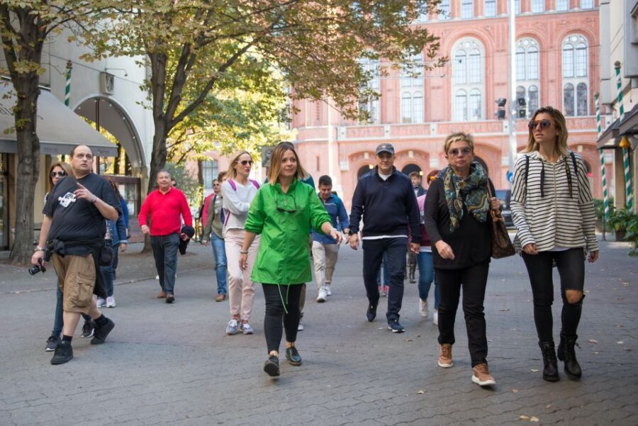 Berlin: 4-Hour Guided Highlights Tour in Spanish - Gendarmenmarkt: the square that feels like a palate cleanser