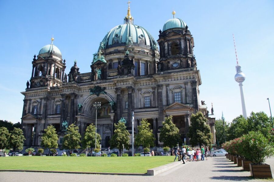 Berlin: 4-Hour Guided Highlights Tour in Spanish - The Berlin Wall: constructed, lived with, and finally fell