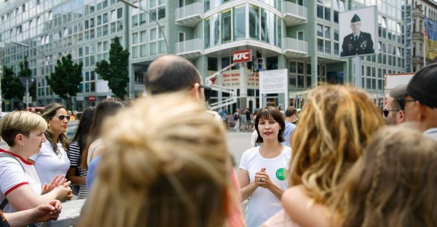Berlin: 4-Hour Guided Highlights Tour in Spanish - Meeting point near the Fernsehturm: easy to find, easy to start