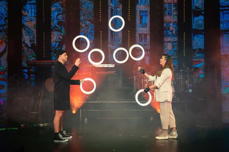 Berlin: "90s Forever - Hits & Acrobatics" - Varieté Show - Inside Wintergarten Varieté Berlin: Dinner Theater Reality