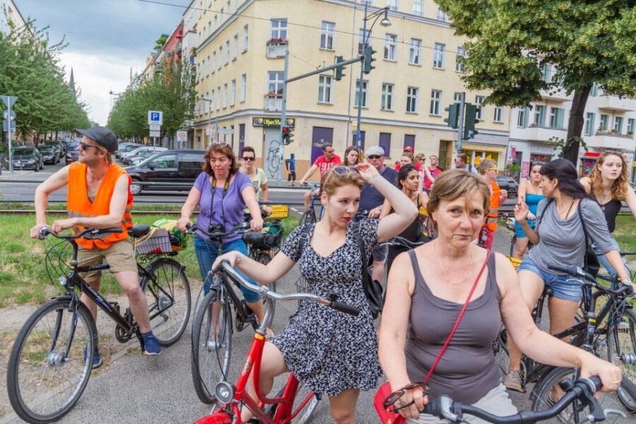 Berlin: Alternative Bike Tour of Kreuzberg & Friedrichshain - River Spree Riding and Görlitzer Park Breaks
