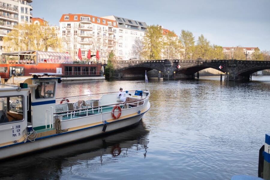 Berlin: Audrey Ahoi! Spree cruise with drag queen (HOL) - Oberbaumbrücke Backdrop: Photo Moments Without the Museum-Wait Energy