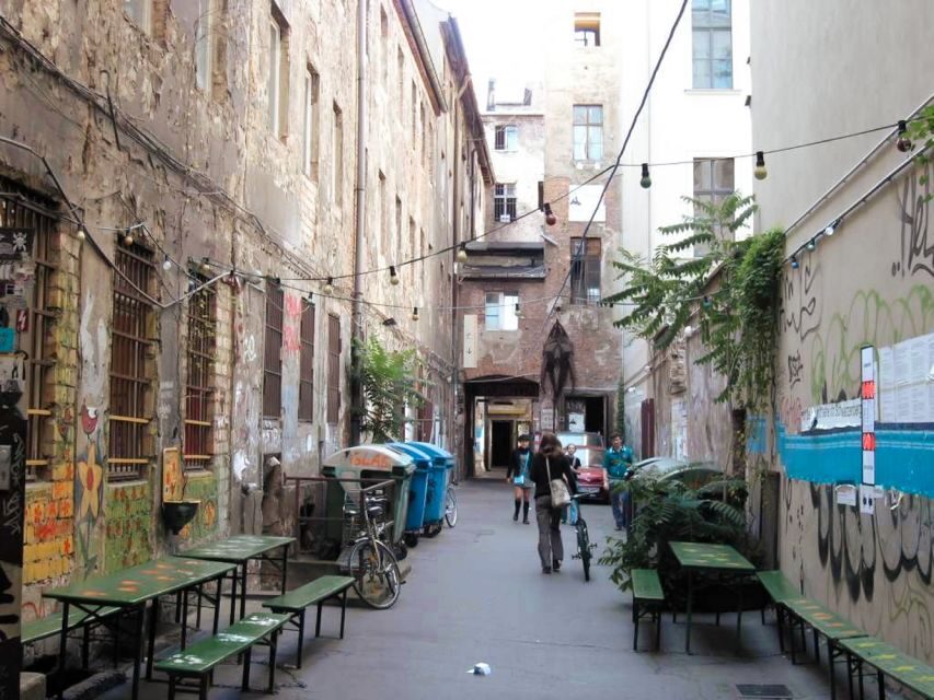 Berlin: Backyards of Berlin 2-Hour Tour - Oranienburger Straße and the New Synagogue Area: Learning the City’s Memory Map