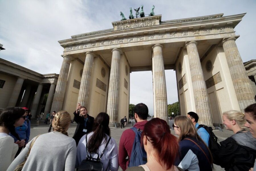 Berlin: Berlin Wall and the Cold War Walking Tour - What kind of guide makes this tour work