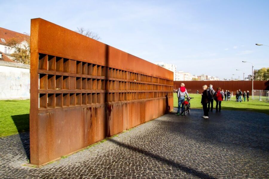Berlin: Berlin Wall Tour Berlin East West - Walking the Most Famous Wall Street: Barbed Wire and Escape Drama