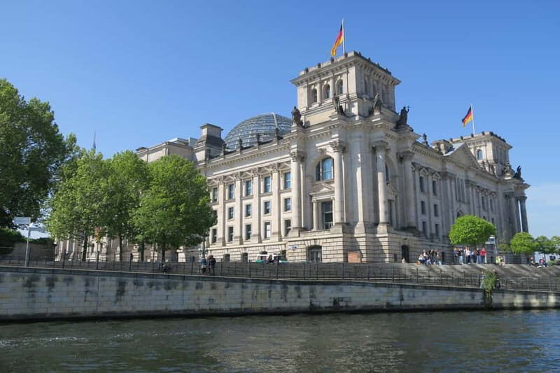Berlin: Boat Sightseeing Cruise with Audioguide - Getting comfortable fast: heated interior, retractable roof, and onboard amenities