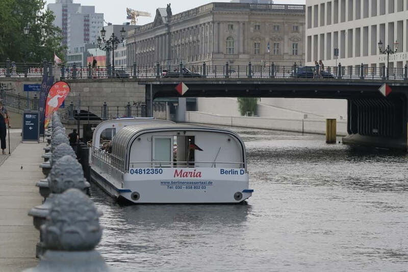 Berlin: Boat Sightseeing Cruise with Audioguide - Your 1-hour route on the Spree: what to look for at each stop