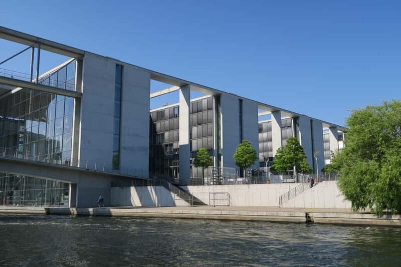 Berlin: Boat Sightseeing Cruise with Audioguide - Commentary in German and English: how to actually use it