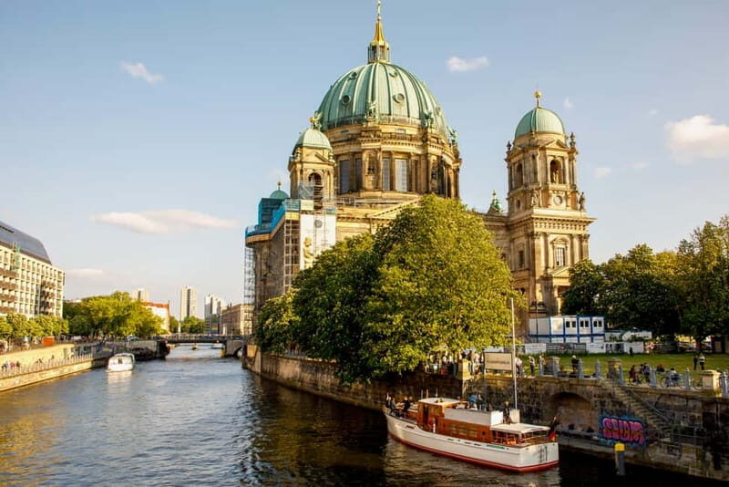 Berlin: Boat Sightseeing Tour on Electric Motor Yacht - Finding the jetty near the Bundestag without stress