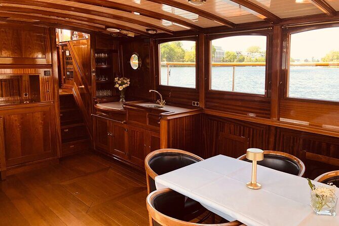 Berlin Boot Sightseeing Tour on Electric Private Yacht - Onboard Comfort: Seating, Restroom, and the Drink Reality
