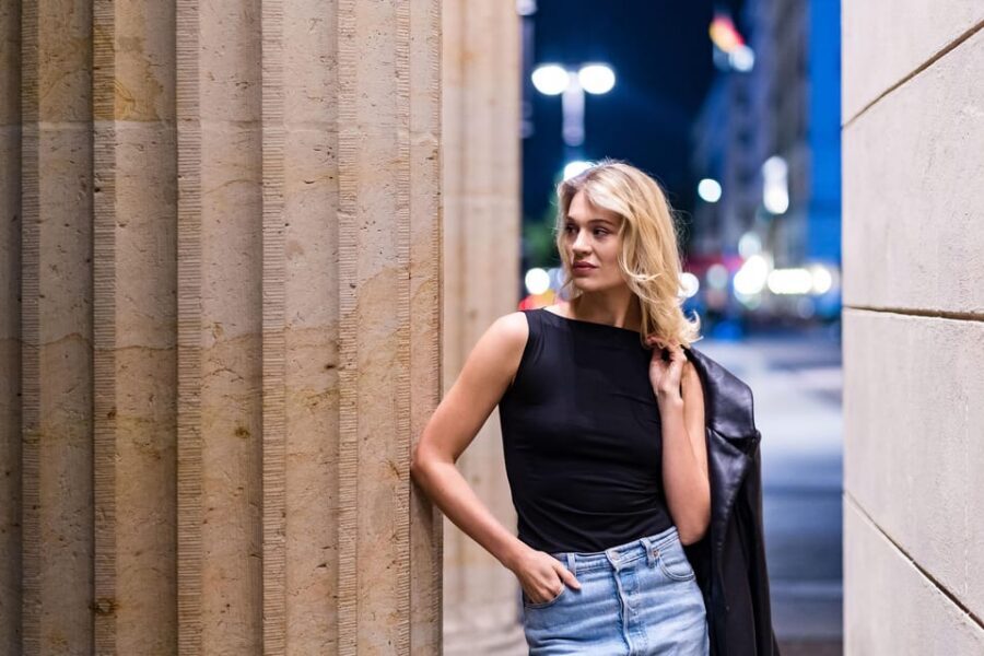 Berlin by Night: Private Photoshoot at Illuminated Cityscape - The Metro Connection (About 15 Minutes): How They Fit Icon Spots Into One Hour
