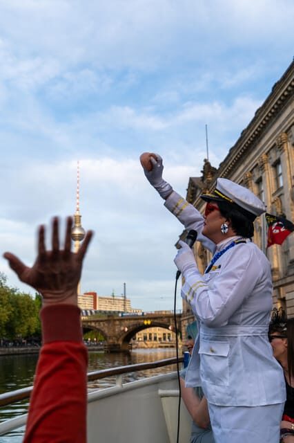 Berlin: Christmas cruise on the Spree with drag queen Audrey. - Price value: what $46 buys besides a seat