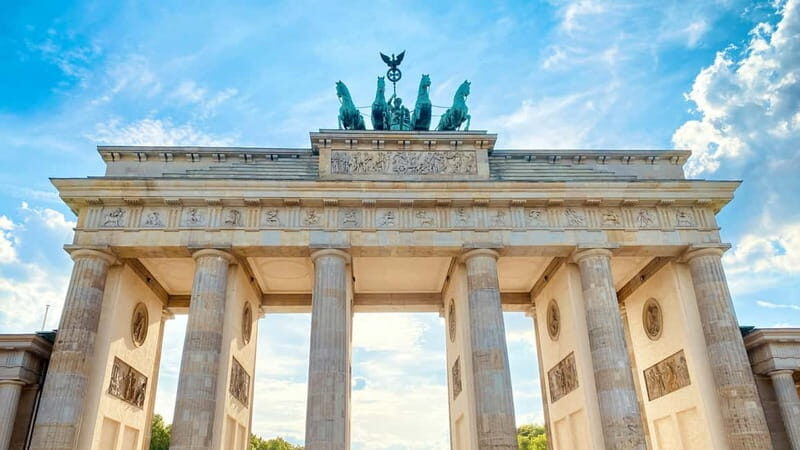 Berlin: City tour - Best of Berlin - The Reichstag and Brandenburg Gate: the postcard sights with real context