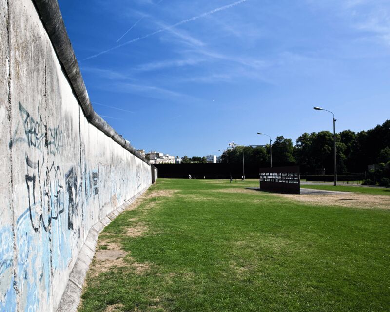 Berlin: Cold War History and Berlin Wall Guided Walking Tour - Brandenburg Gate: The Starting Point for the Divide Story