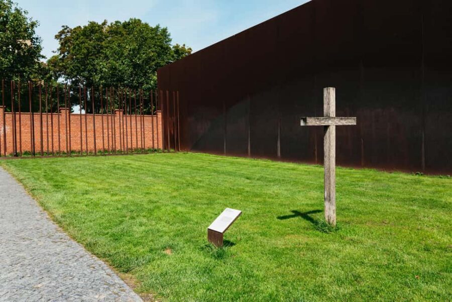 Berlin: Cold War Walking Tour on Berlin Wall Route - Tour length, meeting points, and where you end (so you can plan your day)