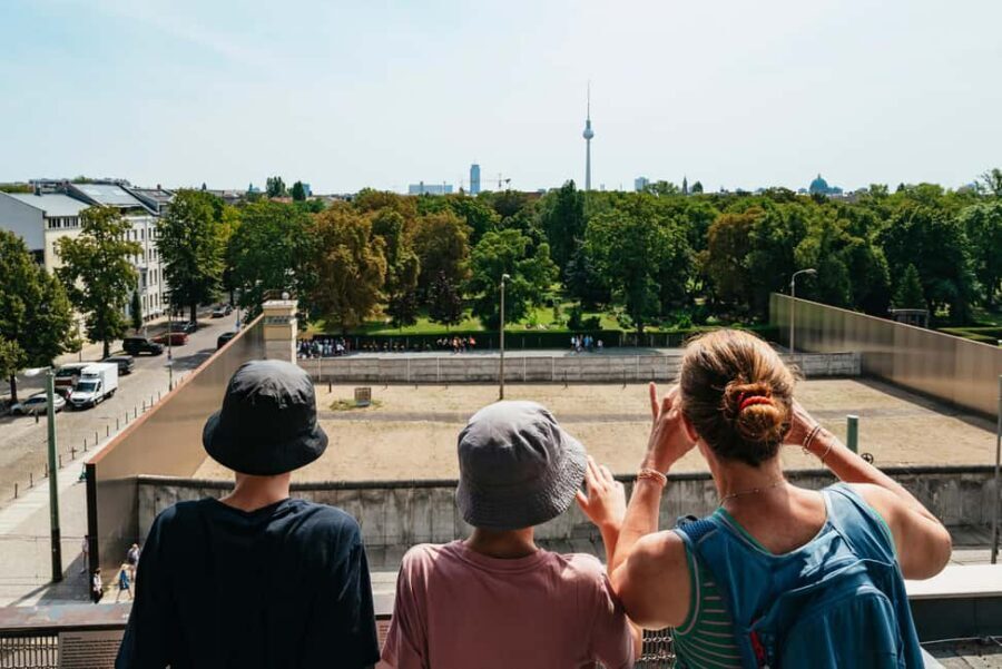 Berlin: Cold War Walking Tour on Berlin Wall Route - Tracing the Wall line: Gesundbrunnen to Prenzlauer Berg