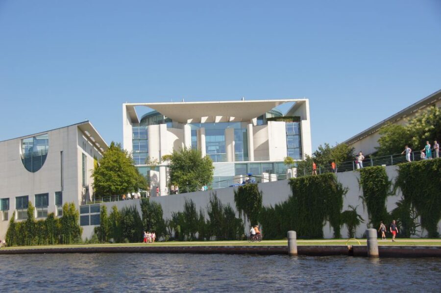 Berlin: Dinner Cruise on the Spree with Prosecco - A Spree dinner cruise that actually feels like Berlin