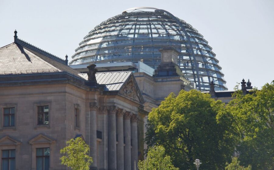 Berlin: Dinner Cruise on the Spree with Prosecco - Who should book this Spree dinner cruise?