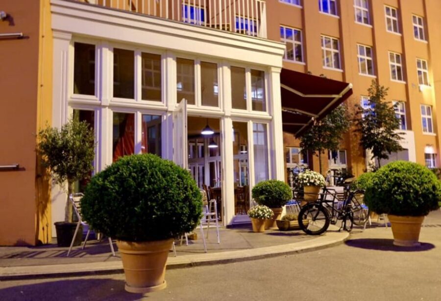 Berlin: Dinner in the Dark - Your Guide and the First Steps into Darkness