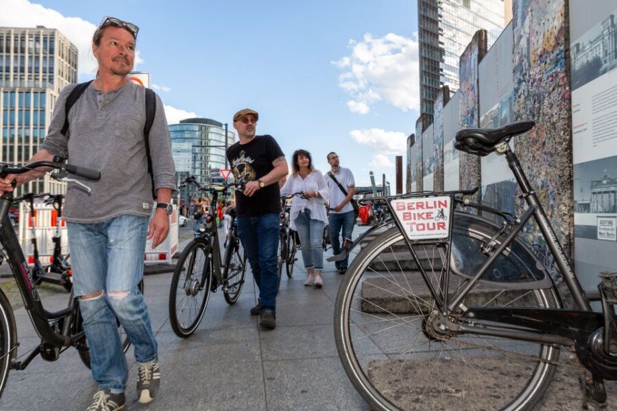 Berlin: E-Bike Tour of the Berlin Wall and Mitte Highlights - Paying Respect at the Holocaust Memorial