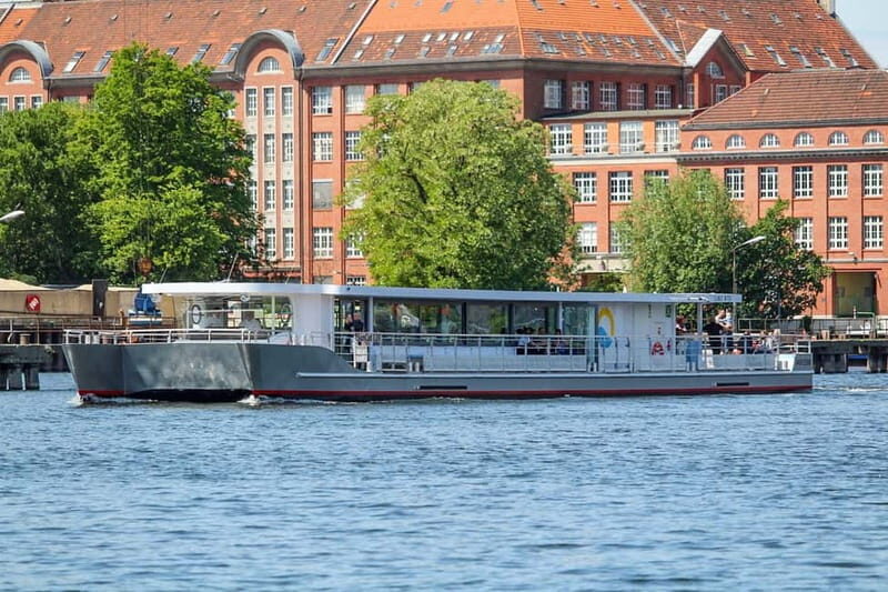 Berlin: East Side Gallery Spree Cruise in a Solar Catamaran - Treptower Park, the harbor, and Insel der Jugend