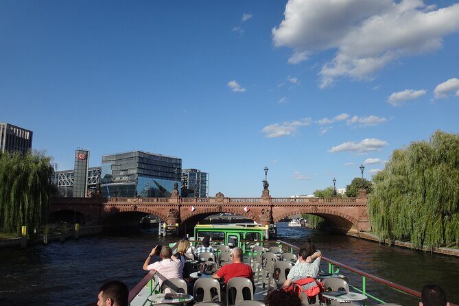 Berlin East Side Tour 2.5 hour cruise with commentary - Mühlendammschleuse lock: the practical engineering moment