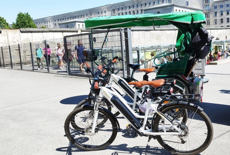 Berlin (E)Bike Tour Historical Highlights in Small groups - Brandenburg Gate and Reichstag: Big Symbols, Short Stops
