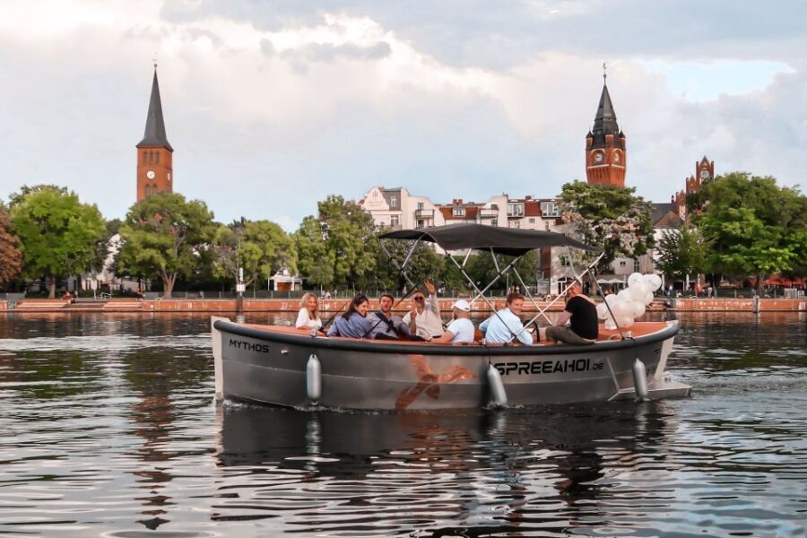 Berlin: Electric Boat Rental for self-driving 2 hrs - Treptow, Kreuzberg, and Rummelsburg from the river: what you’ll notice