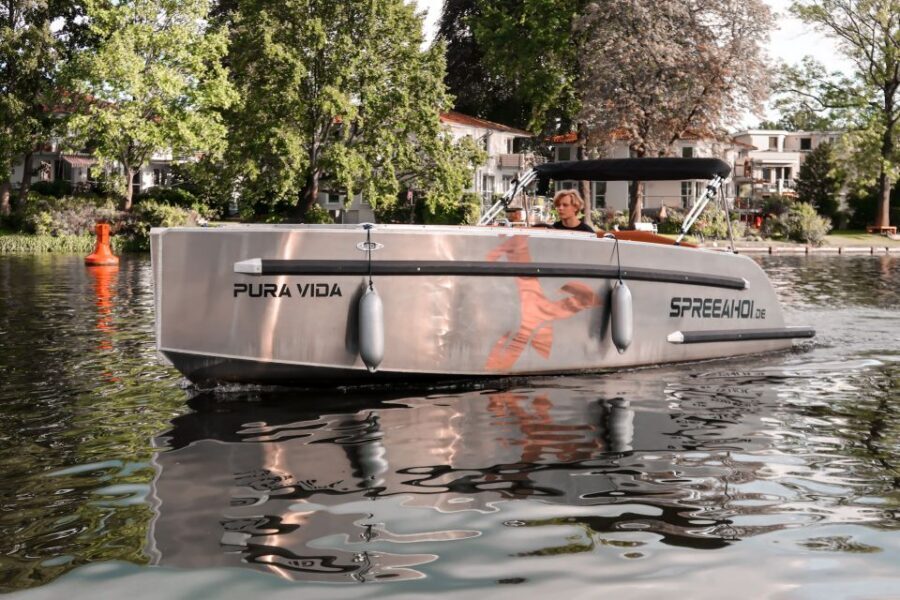 Berlin: Electric Boat Rental for self-driving 2 hrs - Bring your own mood: Bluetooth sound, coolers, and snacks